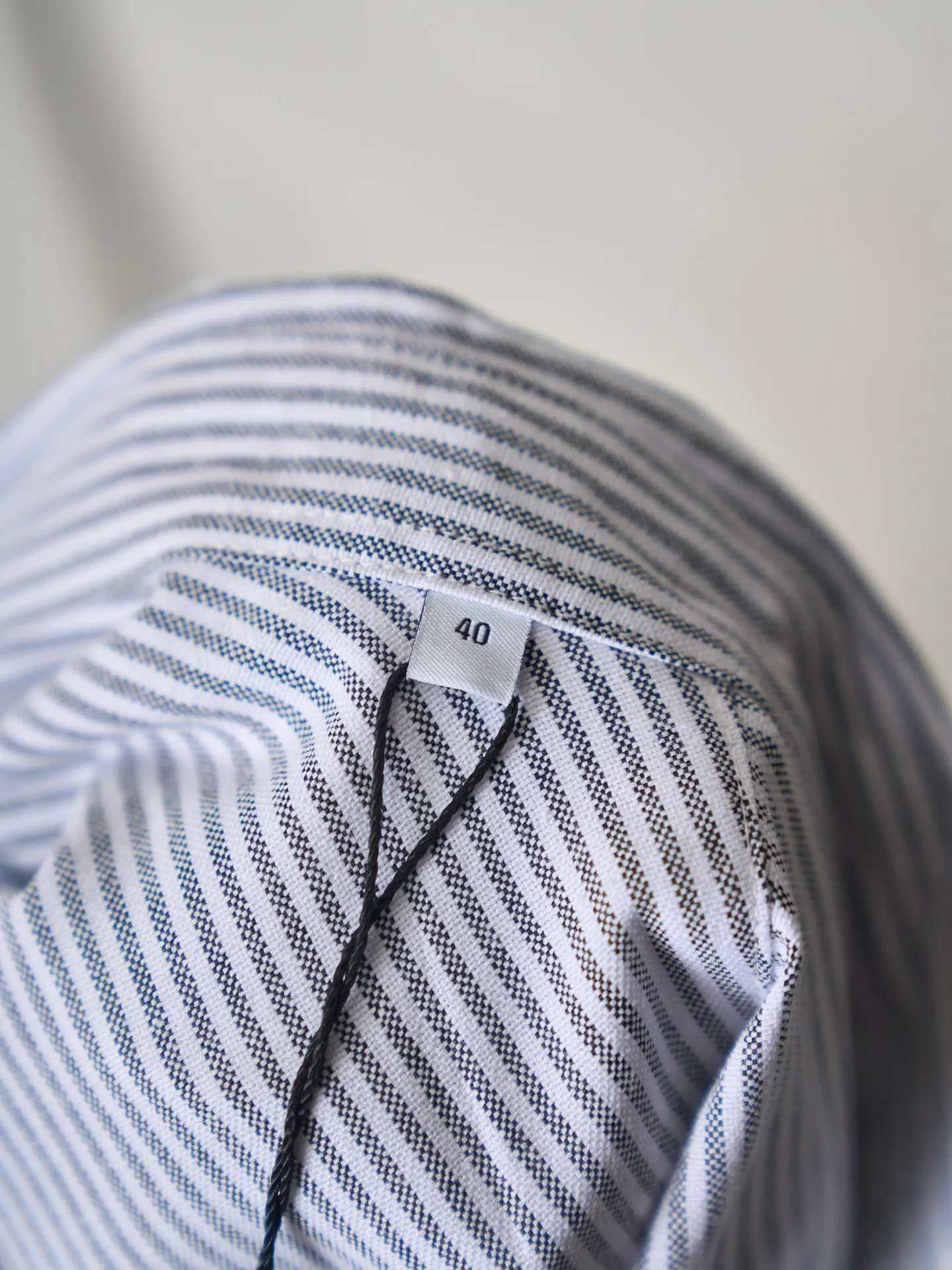 [Real auction] Ami/Ami Paris black label love embroidered striped long-sleeved shirt [In Stock] 39 40 41 42 Customized harp pattern combed Oxford spinning, tight and smooth, comfortable and close to the skin, the ultimate collision of black and white, using stripes as brushstrokes to measure elegance and sharpness. Black silk thread dances on the chest with the iconic love embroidery, engraved with French romantic code French laziness meets striped order. The sense of order in stripes will give you an aura of control over the overall situation. Black and White woven gentleman's knot reveals a sense of luxury in the subtleties. The beauty of layers is all in the stripes. Using imported machine embroidery technology. Using advanced computer control systems and precision mechanical components to realize Ami's love embroidery work. High precision. Smooth and delicate lines. Three-dimensional tailoring of the human body. Return to traditional craft techniques. Techniques of segmentation, folding, shrinking and stretching. The so-called slow work and careful work are the respect for the material and the pursuit of hand feel. The workmanship is complex and tedious, slow in aging and high in loss. The fabrics have been sand washed to have a better hand feel and texture. It is not easy to deform, not easy to shrink, not easy to fade, and maintains long-term beauty and loose fit.
